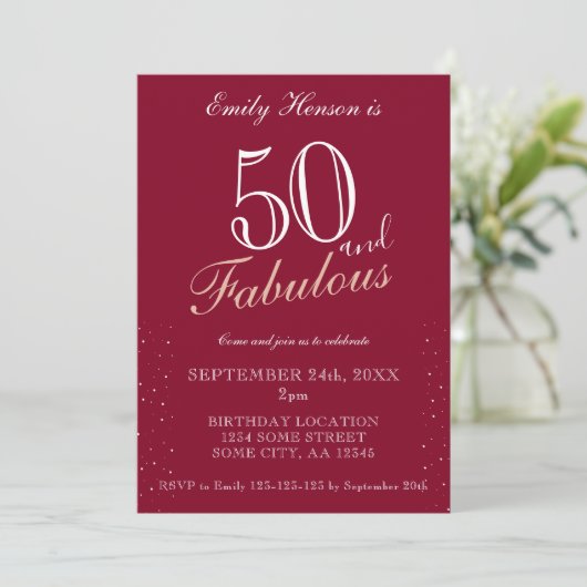 Invitation 50 et fabuleux Red Elegant Script Anniversaire (Debout devant)