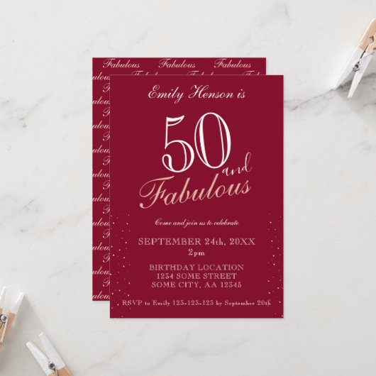 Invitation 50 et fabuleux Red Elegant Script Anniversaire (Devant/Arrière en situation)