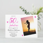 Invitation 50 et Fabulous Pink Photo fête de 50e anniversaire (Debout devant)