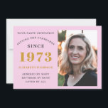 Invitation 50e anniversaire 1973 Nom Photo Rose Grey<br><div class="desc">Pour ceux qui fêtent leur anniversaire, nous avons l'invitation idéale de fête d'anniversaire avec l'occasion d'ajouter une photo. L'arrière - plan rose avec un design de typographie gris et or est simple et élégant. Customisez facilement le texte de ce cadeau d'anniversaire en utilisant le modèle fourni. Recherche en magasin pour...</div>