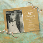 Invitation 50e anniversaire Mariage photo Gold Dust Confetti<br><div class="desc">Personnalisez avec votre photo mariage préférée et vos détails spéciaux de célébration du 50e anniversaire de mariage d'or en typographie blanche chic sur un arrière - plan d'or. L'inverse est composé de confettis de poussière d'or. Conçu par Thisisnotme©</div>