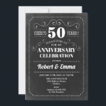 Invitation 50e fête du Mariage - Chalkboard<br><div class="desc">Invitation du 50e anniversaire du Mariage Design rétro simple avec motif de tableau noir. Carte invitation noir et blanc. Parfait pour une fête élégante ! Peut être personnalisé à n'importe quelle année. S'il vous plaît,  envoyez-moi un message si vous avez besoin d'une personnalisation supplémentaire.</div>