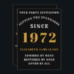 Invitation 50th Birthday 1972 Ajouter Votre Nom Black Gold<br><div class="desc">Pour ceux qui fêtent leur fête d'anniversaire, nous avons la carte d'invitation idéale. L'arrière - plan noire au design blanc et or est simple et élégante. Customisez facilement le texte à l'avant et à l'arrière de cette carte d'invitation d'anniversaire en utilisant le modèle fourni. Une partie de la gamme de...</div>