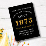 Invitation 50th Birthday 1973 Black Gold Ajouter un nom Année<br><div class="desc">Pour ceux qui fêtent leur anniversaire, nous avons la carte d'invitation idéale pour la fête d'anniversaire. L'élégant arrière - plan au design doré est simple et chic. Customisez facilement le texte à l'avant et à l'arrière de cette carte d'invitation d'anniversaire en utilisant le modèle fourni. Une partie de la gamme...</div>