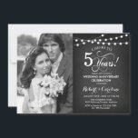 Invitation 5e anniversaire avec photo - Chalkboard White<br><div class="desc">5e anniversaire du Mariage Invitation avec photo. Design élégant en noir et blanc. Comprend un motif de tableau noir, une police de script et des lumières de chaîne de fées. Salut à 5 ans ! Peut être personnalisé dans n'importe quelle année. Message-moi si vous avez besoin d'une personnalisation plus poussée....</div>