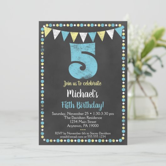 Invitation 5e anniversaire Bleu Jaune Chalkboard (Debout devant)