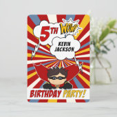 Invitation 5e anniversaire de la fête Superhero Red Comic pou (Debout devant)