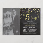 Invitation 5e anniversaire Mariage Chalkboard noir et or<br><div class="desc">5e anniversaire de Mariage avec photo personnalisée. Invitation Noir et Or Chalkboard. Cinquième anniversaire de Mariage. Chalkboard Black et Gold Parties scintillant Diamond Arrière - plan. Confetti d'or. Anniversaire adulte. Fête d'anniversaire d'une femme ou d'un homme. Pour plus de personnalisation, cliquez sur le bouton "Customiser" et utilisez notre outil de...</div>