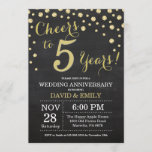 Invitation 5e anniversaire Mariage Chalkboard noir et or<br><div class="desc">5e anniversaire Mariage Chalkboard Black and Gold Invitation. Cinquième anniversaire de Mariage. Chalkboard Black et Gold Parties scintillant Diamond Arrière - plan. Confetti d'or. Anniversaire adulte. Fête d'anniversaire d'une femme ou d'un homme. Pour plus de personnalisation, cliquez sur le bouton "Customiser" et utilisez notre outil de conception pour modifier ce...</div>