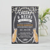 Invitation 60e anniversaire Cheers & Beers Rustic Chalkboard (Debout devant)