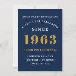 Invitation 60th Birthday 1963 Blue Gold Ajouter un nom année<br><div class="desc">Pour ceux qui fêtent leur anniversaire, nous avons la carte d'invitation idéale pour la fête d'anniversaire. L'élégant arrière - plan au design doré est simple et chic. Customisez facilement le texte à l'avant et à l'arrière de cette carte d'invitation d'anniversaire en utilisant le modèle fourni. Une partie de la gamme...</div>