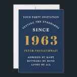 Invitation 60th Birthday 1963 Blue Gold Ajouter un nom année<br><div class="desc">Pour ceux qui fêtent leur anniversaire, nous avons la carte d'invitation idéale pour la fête d'anniversaire. L'élégant arrière - plan au design doré est simple et chic. Customisez facilement le texte à l'avant et à l'arrière de cette carte d'invitation d'anniversaire en utilisant le modèle fourni. Une partie de la gamme...</div>