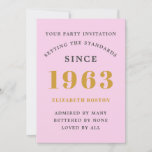 Invitation 60th Birthday 1963 Pink Grey Ajouter un nom Année<br><div class="desc">Pour ceux qui fêtent leur anniversaire, nous avons la carte d'invitation idéale pour la fête d'anniversaire. L'élégant arrière - plan au design doré est simple et chic. Customisez facilement le texte à l'avant et à l'arrière de cette carte d'invitation d'anniversaire en utilisant le modèle fourni. Une partie de la gamme...</div>