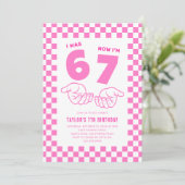 Invitation 67 Meme Trend Pink Kids 7th Birthday Party (Debout devant)