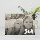 Invitation 6e anniversaire garçons filles nombre six superpos (Debout devant)