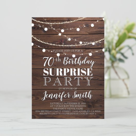 Invitation 70e anniversaire Surprise Rustic Wood String Light (Debout devant)