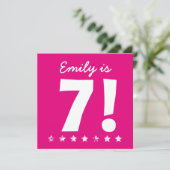 Invitation 7e anniversaire Nom personnalisé rose pour la FILL (Debout devant)