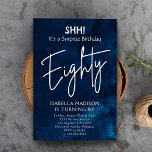 Invitation 80 | Navy Blue 80th Birthday Surprise Party<br><div class="desc">80 | Navy Blue 80th Birthday Surprise Party invitation comprend un fond d'aquarelle bleu profond,  orné d'éléments textuels blancs sophistiqués qui véhiculent le message "SHH! c'est une surprise anniversaire 80." Personnalisez cette invitation en incorporant vos informations et détails uniques.</div>