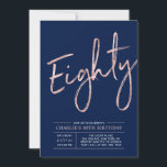 Invitation 80 | Rose moderne Gold 80th Birthday Party<br><div class="desc">Célébrez votre journée spéciale avec cette simple et élégante invitation à la fête du 80e anniversaire. Ce design comporte un script de brosse en or rose "Eighty" avec une disposition propre sur un arrière - plan bleu marine. Vous pouvez customiser le texte et la couleur arrière - plan. D'autres conceptions...</div>