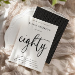 Invitation 80 | Typographie moderne du B&W 80th Birthday Part<br><div class="desc">Ces invitations simples, élégantes mais sophistiquées à la fête du 80e anniversaire comprennent le mot "quatre-vingts" dans un script de calligraphie de style manuscrit et une typographie sans serif moderne et bien espacée. Vous pouvez changer le jeu de couleurs facilement à votre propre palette de deux couleurs sur mesure en...</div>