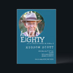 Invitation 80th Mens Anniversaire de la fête Photo Hello Eigh<br><div class="desc">Célébrez "Hello to Eighty" avec cette invitation d'anniversaire élégante et sophistiquée. L'élégante toile de fond bleue contraste magnifiquement avec le texte blanc épuré et les détails charmants des bougies, apportant une touche raffinée mais festive au design. Le libellé décontracté et accueillant donne le ton d'une célébration passionnante. De plus, un...</div>