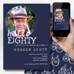 Invitation 80th Mens Anniversaire Photo 80th Marine Blue<br><div class="desc">Célébrez "Hello to Eighty" avec cette invitation d'anniversaire élégante et sophistiquée. L'élégant décor bleu marine contraste magnifiquement avec le texte blanc épuré et les détails charmants des bougies, apportant une touche raffinée mais festive au design. Le libellé décontracté et accueillant donne le ton d'une célébration passionnante. De plus, un modèle...</div>