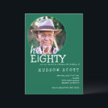 Invitation 80th Mens Anniversaire Photo Bonjour 80th Green<br><div class="desc">Célébrez "Hello to Eighty" avec cette invitation d'anniversaire élégante et sophistiquée. L'élégante toile de fond verte contraste avec le blanc épuré du texte et les détails charmants des bougies, apportant une touche raffinée mais festive au design. Le libellé décontracté et accueillant donne le ton d'une célébration passionnante. De plus, un...</div>