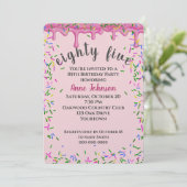 Invitation 85e Anniversaire Pink Icing Et Sprinkles (Debout devant)