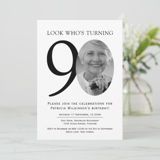 Invitation 90e anniversaire de l'élégante photo noir et blanc (Debout devant)