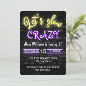 Invitation 9e anniversaire Neon Llow Sign on Brick Wall (Debout devant)