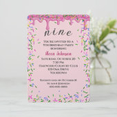 Invitation 9e Anniversaire Pink Icing Et Sprinkings (Debout devant)