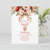 Invitation A Berry Sweet Strawberry Second Birthday (Debout devant)