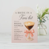 Invitation A Bride in a Tini Bit Martini Bridal Shower (Debout devant)