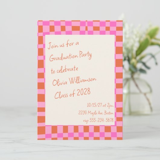 Invitation à damiers Pink Orange Script Fun Graduation Party (Debout devant)