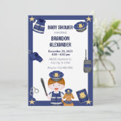 Invitation à la baby shower de garçon policier (Debout devant)