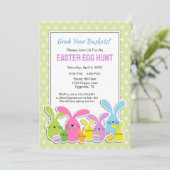 Invitation à la chasse aux œufs de Pâques avec des (Debout devant)