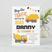 Invitation à la construction, Camion jaune (Debout devant)