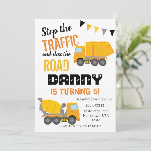 Invitation à la construction, Camion jaune (Debout devant)