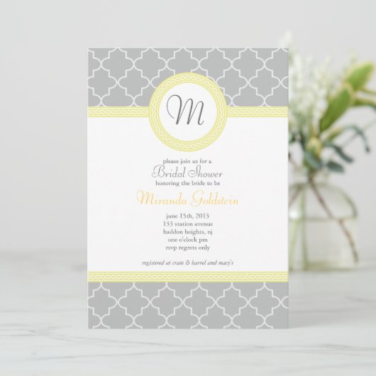 Invitation à la douche Monogramme jaune et gris (Debout devant)