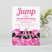 Invitation à la fête au parc de trampoline Pink Gi (Debout devant)