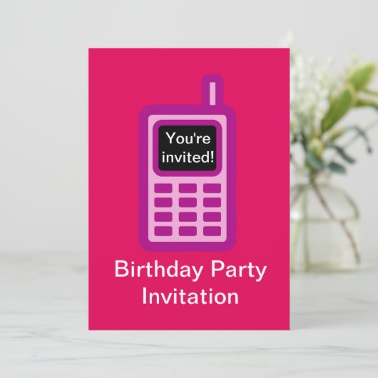 Invitation à la fête d'anniversaire avec un téléph (Debout devant)