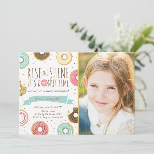 Invitation à la fête d'anniversaire de Donut Monte (Debout devant)