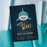 Invitation à la fête d'anniversaire de l'appât du<br><div class="desc">Les invitations à la fête d'anniversaire pour les requins cool sont accompagnées d'un requin souriant nageant dans une mer bleu foncé,  avec "rejoignez-nous pour une bouchée" en-dessous. Personnalisez-vous avec les détails de votre fête d'anniversaire en dessous. Les invitations se retournent vers un motif de requin correspondant.</div>