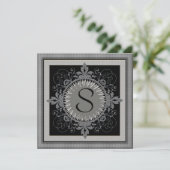 Invitation à la fête d'anniversaire de monogramme (Debout devant)