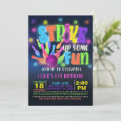 Invitation à la fête d'anniversaire de Neon Bowlin (Debout devant)