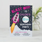 Invitation à la fête d'anniversaire sur le thème d (Debout devant)