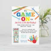 Invitation à la fête d'arcade de bowling Game On (Debout devant)