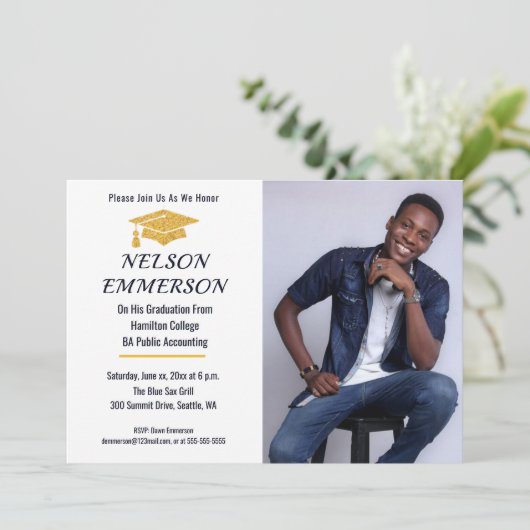 Invitation à la fête de célébration des diplômés e (Debout devant)