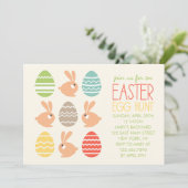 Invitation à la fête des lapins mignons et oeufs d (Debout devant)
