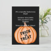 invitation à la fête d'halloween avec citrouille e (Debout devant)